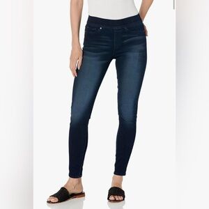 D8- Levi’s Signature - Totally Shaping - Pull On skinny Jeans size 10L long